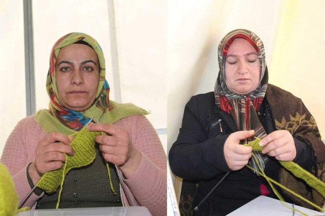 Evlat nöbetindeki anneler depremzedeler için atkı ve bere örüyor