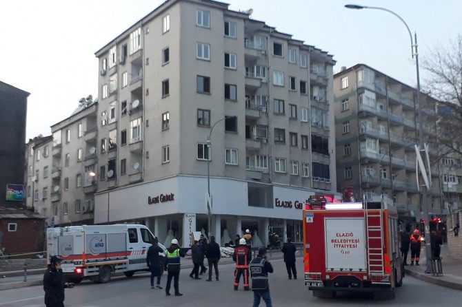 Binadan çatırtı sesleri gelmesi üzerine binanın yıkım kararı alındı