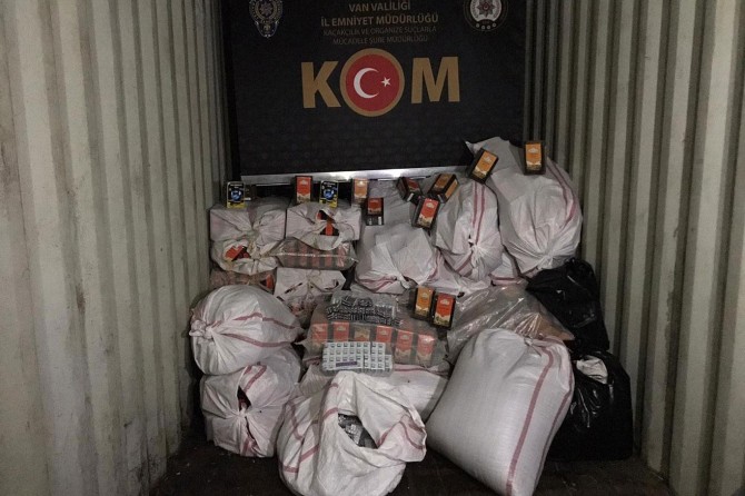 Van'da gümrük kaçağı ilaç ve çay ele geçirildi