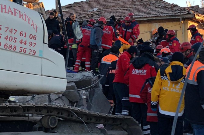 Van sağlık ekiplerinin deprem bölgesindeki yardım çalışmaları sürüyor