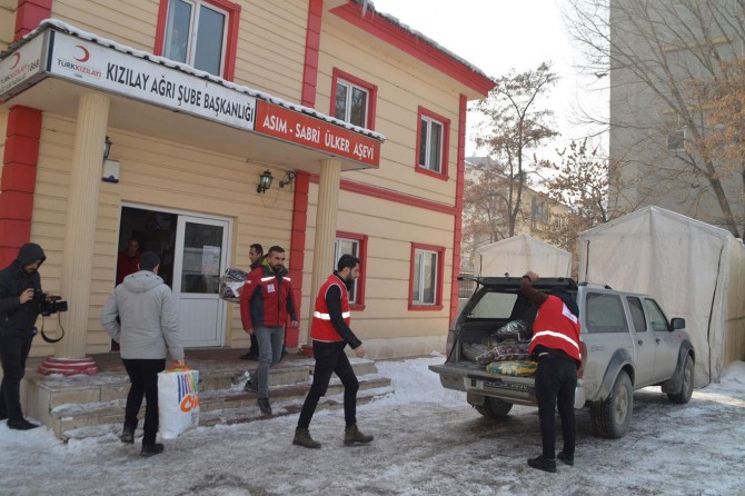 Kızılay Ağrı Şubesi'nden deprem bölgesi için yardım çalışması