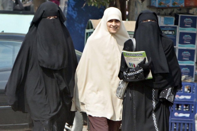 Darbeci Sisi, Kahire Üniversitesinde peçeyi yasakladı