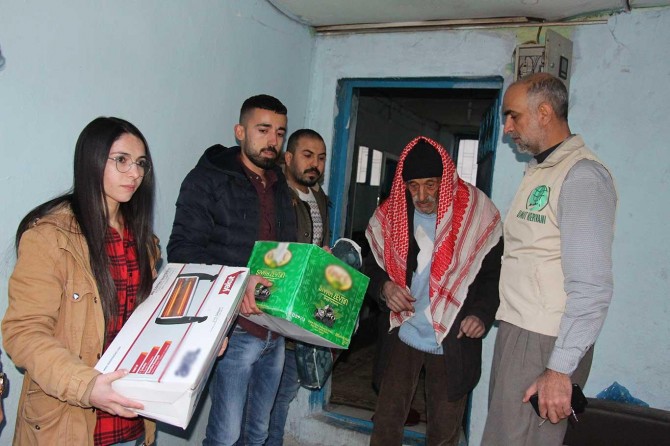 Siirtli gençler sosyal medyada örgütlenip topladıkları yardımları depremzedelere ulaştırdı