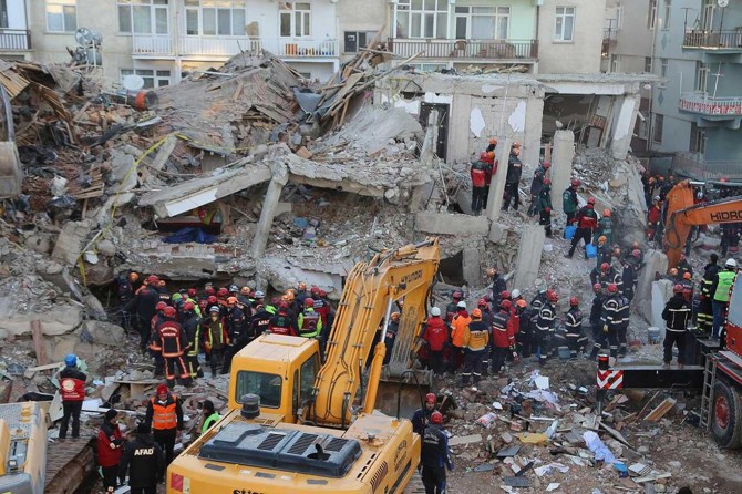 Yazar Hasan Sabaz: Deprem ve enkaz altında kalanlar!