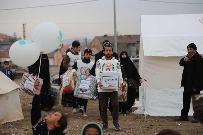 Umut Kervanı Vakfı binlerce depremzedeye yardım ulaştırdı