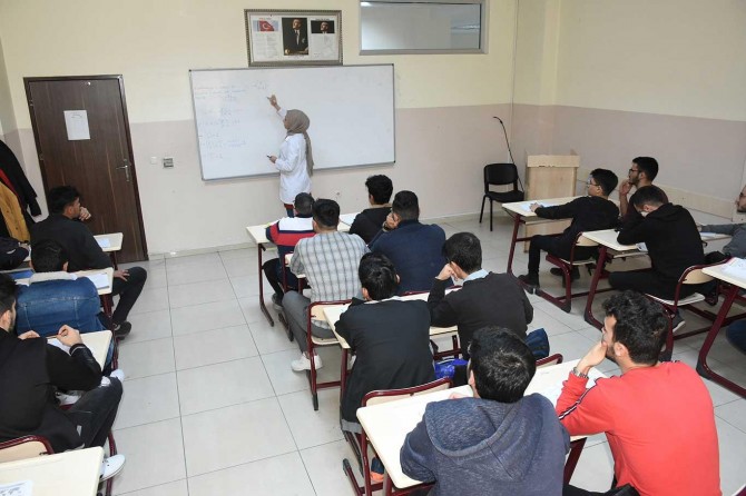 Öğrenciler için ücretsiz deneme sınavları düzenlenip kitaplar dağıtılıyor