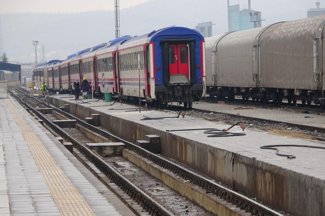 Evleri hasar gören depremzedeler vagonlarda kalıyor