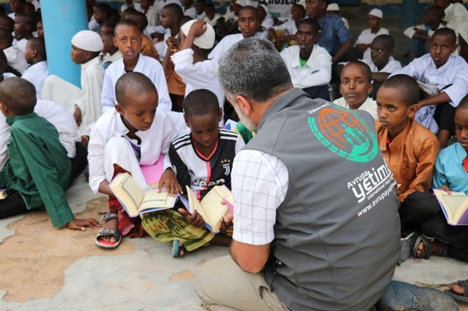 ​European Yetim Eli gives clothing support to orphans in Kenya