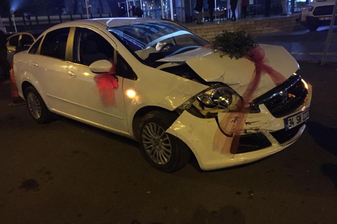 Diyarbakır'da gelin arabası ile şehir içi yolcu minibüsü çarpıştı