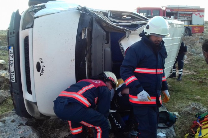 Mardin’de hafif ticari araç devrildi: Bir yaralı