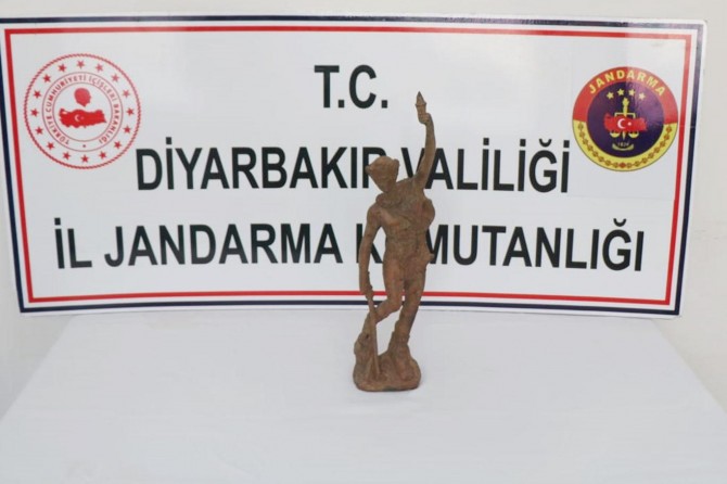 Diyarbakır'da Roma dönemine ait heykel ele geçirildi: 10 gözaltı