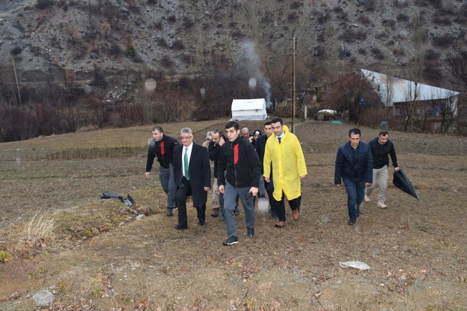 Adıyaman Valisi Pekmez depremde hasar gören evleri inceledi