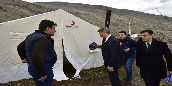 Malatya Valisi Baruş, depremden etkilenen kale ilçesinde incelemelerde bulundu
