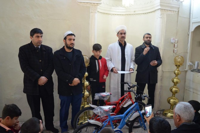 Tatilde camiye düzenli giden çocuklar ödüllendirildi