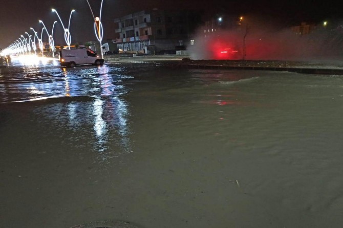 Şırnak Silopi'de şiddetli yağmur nedeniyle caddeler göle döndü