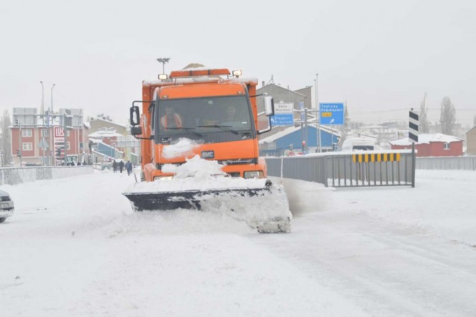 Ağrı'da kar nedeniyle 450 köy yolu ulaşıma kapandı