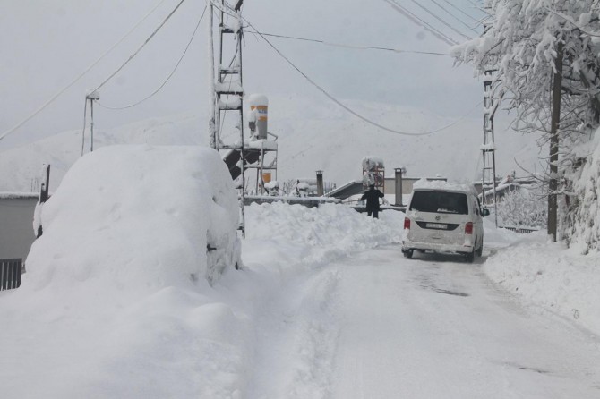 Doğunun 4 ilinde bin 555 yerleşim birimi ulaşıma kapandı