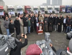 33 tırlık ilk konvoy dualarla yola çıktı