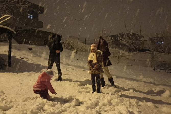 Siirt'te görülmeye değer çocukların kar keyfi