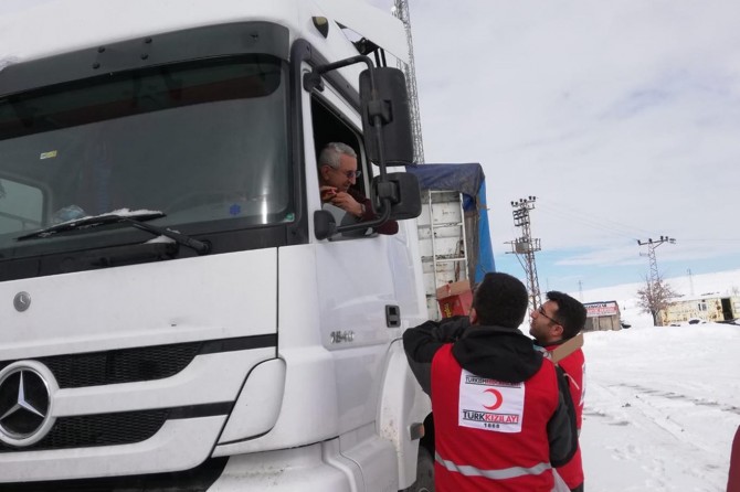 Kızılay Ağrı Şubesi kar nedeniyle yolda kalan sürücülere yiyecek ve içecek ikram etti