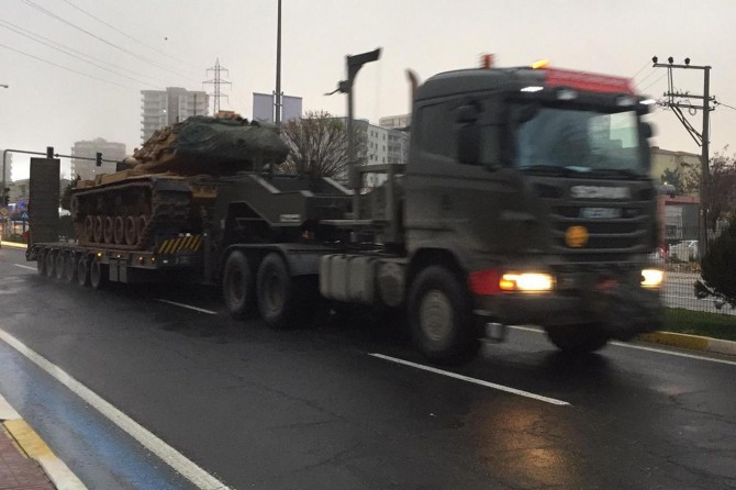 Türkiye'den Suriye sınırına askeri araç ve komando sevkiyatı