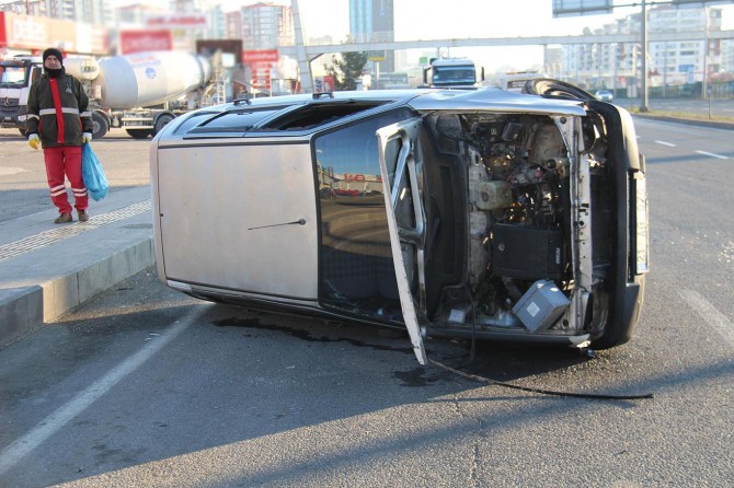 Buzlanma nedeniyle devrilen otomobil sürücüsü yaralandı