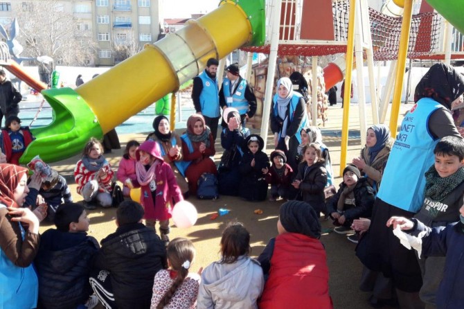 "Çocuklar Üşümesin" kampanyasıyla depremzede çocuklar sevindirildi