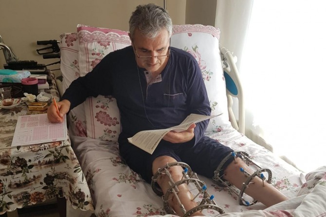 Her iki ayağından ameliyat olan Peygamber aşığı, sınava yatağında girdi