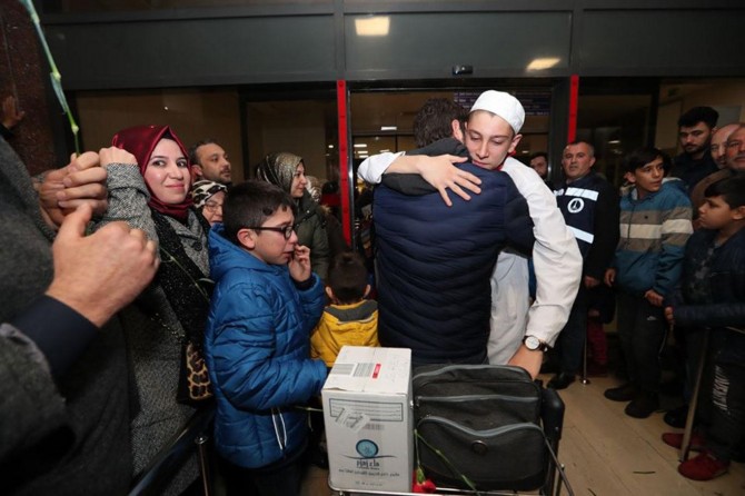 Gaziantep'te genç yaşta umre sevinci yaşayan öğrenciler kutsal topraklardan döndü