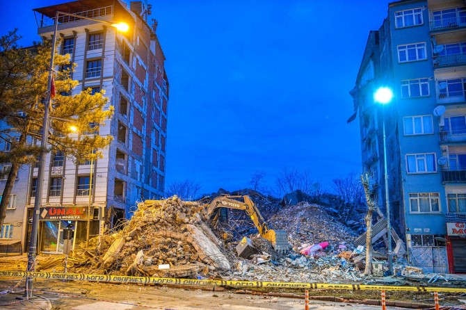 Malatya'da depremde ağır hasar alan binaların yıkımı devam ediyor