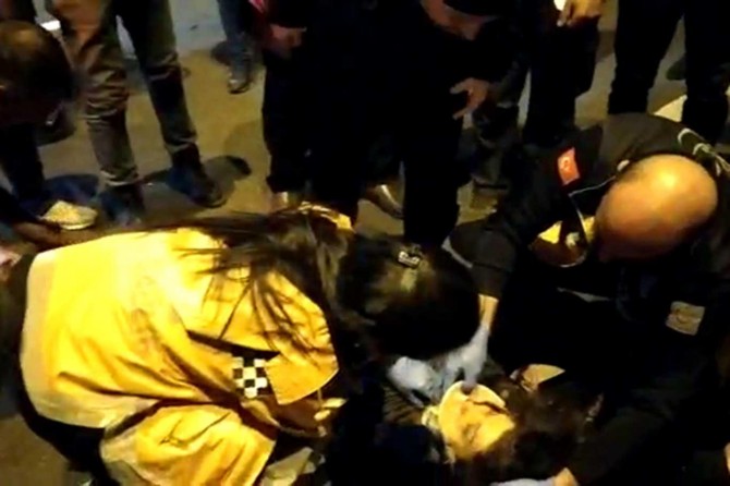 ​Diyarbakır-Şanlıurfa Karayolunda telefonla konuşurken karşıya geçmeye çalışan kadına araba çarptı