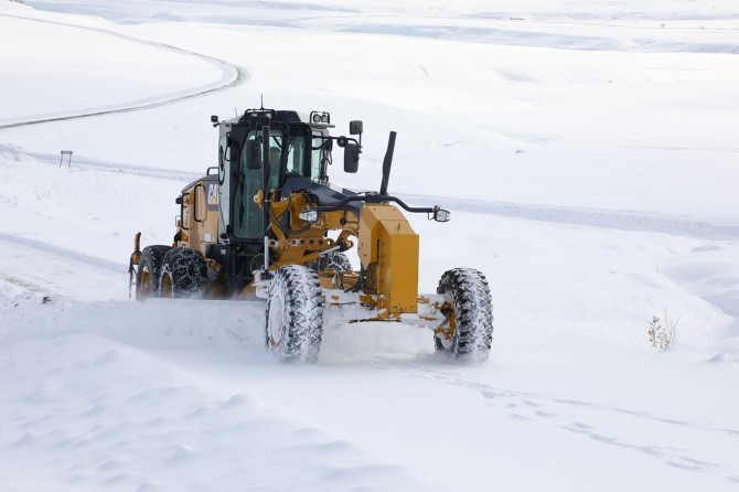 2 bin rakımlı tepelerde zorlu kar mesaisi