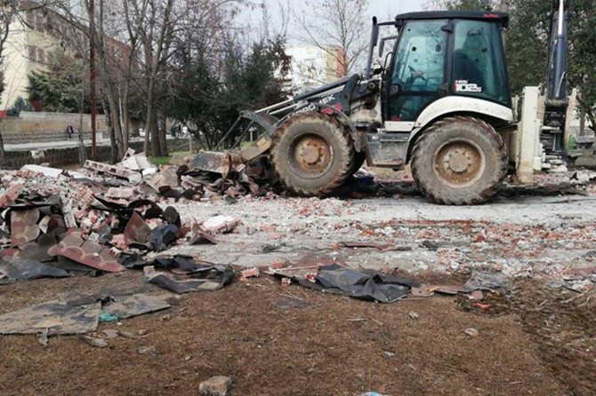 Şanlıurfa'da kira sözleşmeleri feshedilen kahvehane ve büfelerin yıkımına başlandı