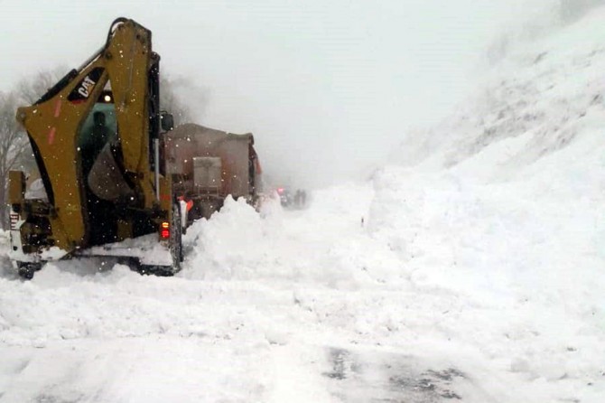 Ağrı'da çığ düştü, yollar kapandı