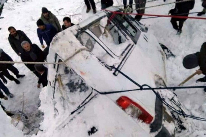 Siirt'te köy minibüsü çığ altında kaldı
