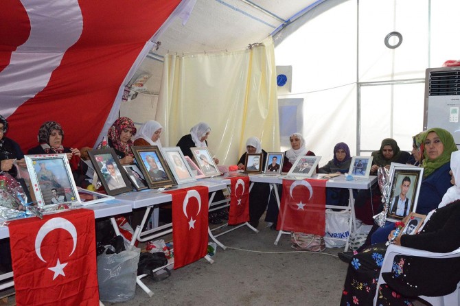 Evlat nöbetindeki aileler: Çocukların gelmesiyle ümidimiz artıyor