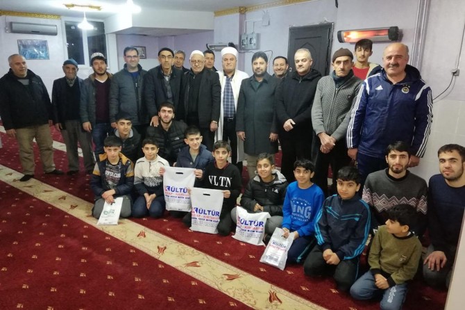 Tatilde düzenli camiye giden çocuklara ödül verildi