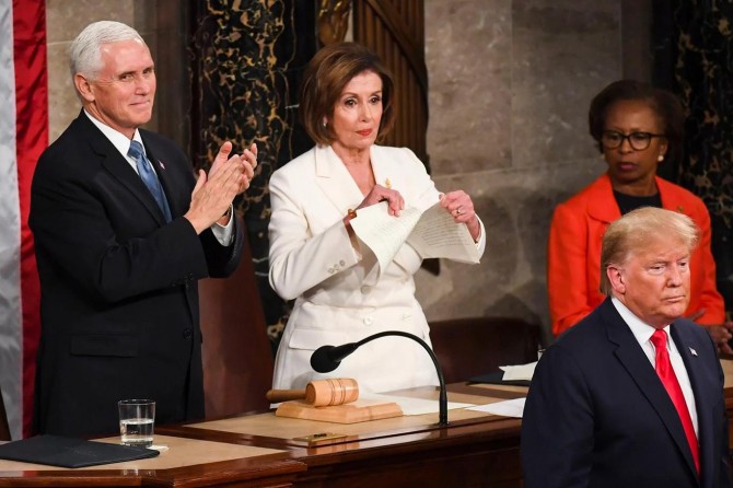 ABD Temsilciler Meclisi Başkanı Pelosi’nin Trump’ın konuşma metnini yırttı