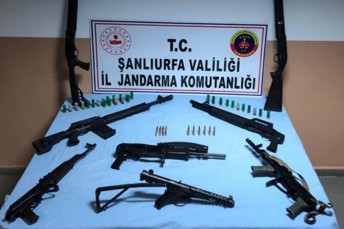 Şanlıurfa Haliliye'de cezaevi firarisinin bahçesinden çok sayıda silah ve mühimmat çıktı