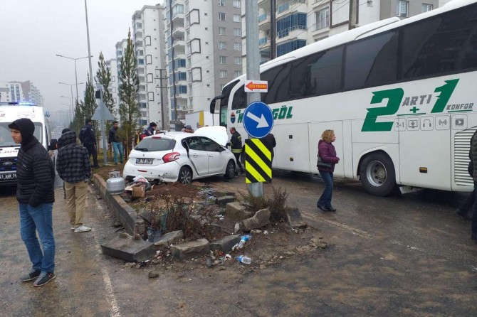 Diyarbakır'da yolcu otobüsü otomobile çarptı
