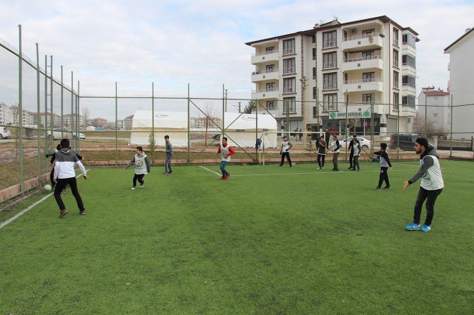 Avrupa Yetim Eli depremzede çocuklarla moral maçı oynadı