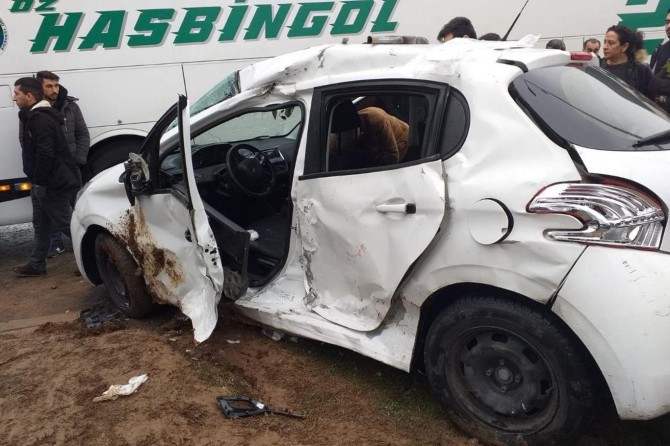 Li Diyarbekirê otobuseke rêwîyan li otomobîlê qelibî