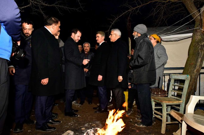 Bakan Albayrak, Malatya'da depremzedeleri ziyaret etti