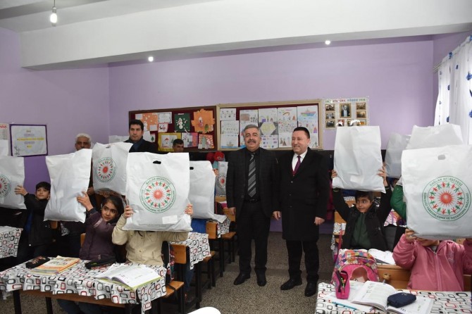Bağlar Belediyesinden yoksul öğrencilere yardım