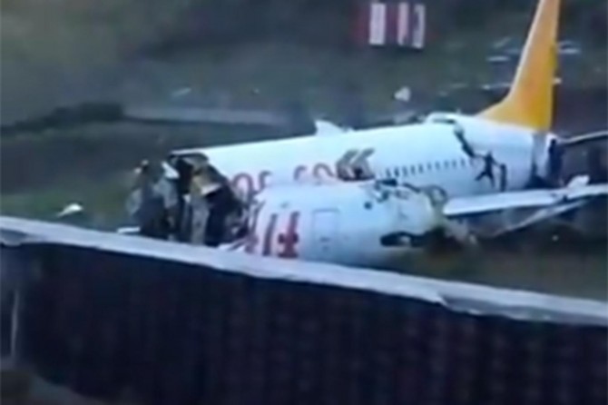 Sabiha Gökçen'de düşen uçağın iki pilotu hakkında soruşturma başlatıldı