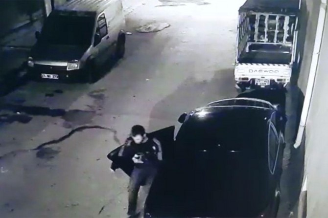 Otomobilden yapılan hırsızlık anı güvenlik kamerasında