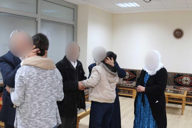 Siirt'te teslim olan 2 PKK'li aileleriyle buluşturuldu