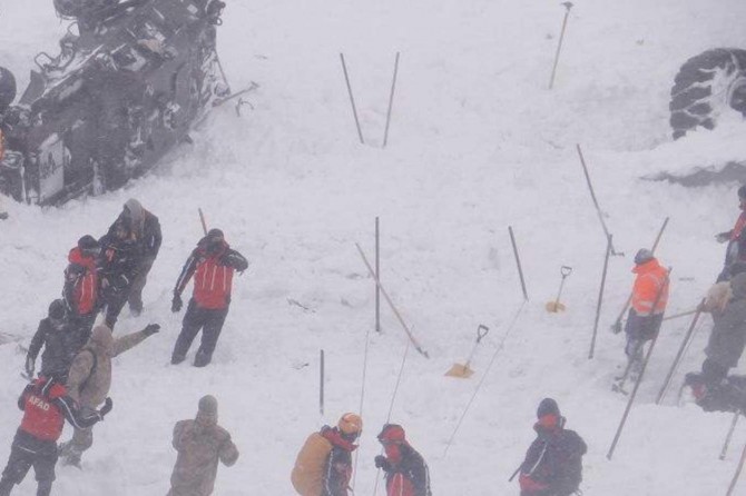 Bahçesaray'daki çığ felaketi nedeniyle yapılan arama kurtarma çalışmalarına ara verildi