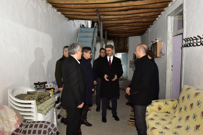 Malatya Valisi Baruş, hasarlı binaları gezerek vatandaşların sıkıntılarını dinledi