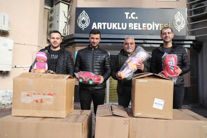 Depremzede çocuklara oyuncak gönderildi